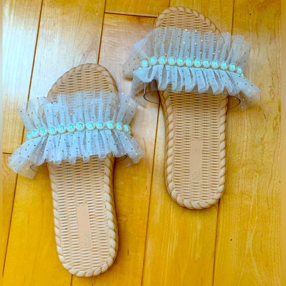 ☀️SUMMER BLOWOUT ITEM☀️ Faux Pearl Ruffle Slide